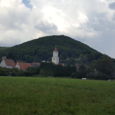 Blick auf Hohenstadt vom Fünf-Flüsse-Radweg aus