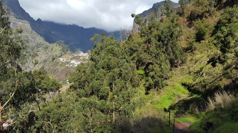Madeira Wanderweg von Eira do Serrado hinab ins Nonnental