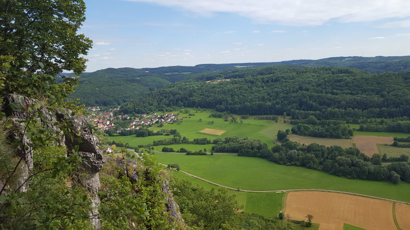 Aussicht vom Hohlen Fels auf den Ort Förrenbach
