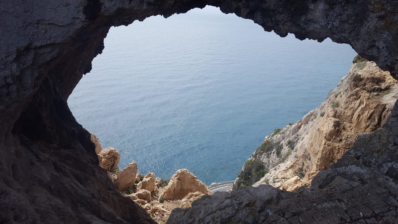 Blick hinab auf das Meer bei der Grotte dei Briganti