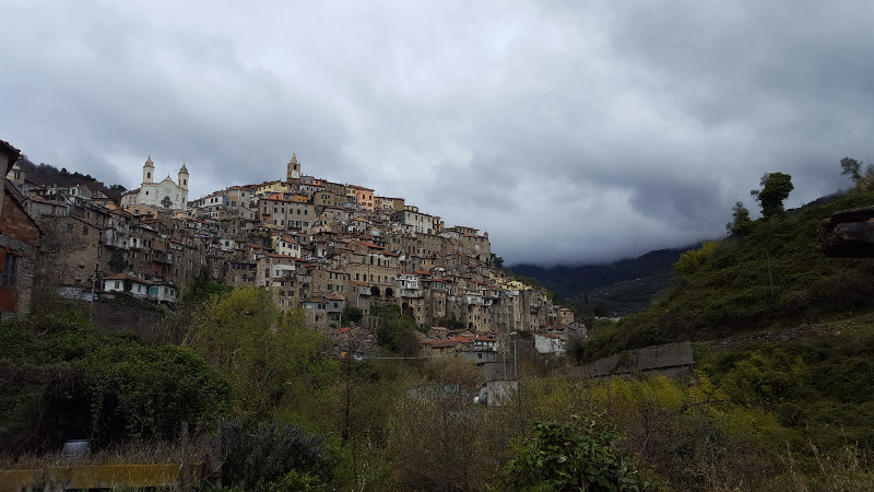Blick auf das Bergdorf Ceriana in Ligurien bei der Wanderung Ceriana - Colle di Beuzi - Taggia