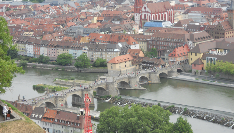 Würzburg Blick hinab zur Alten Mainbrücke