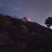 Blick bei Nacht auf den Stromboli